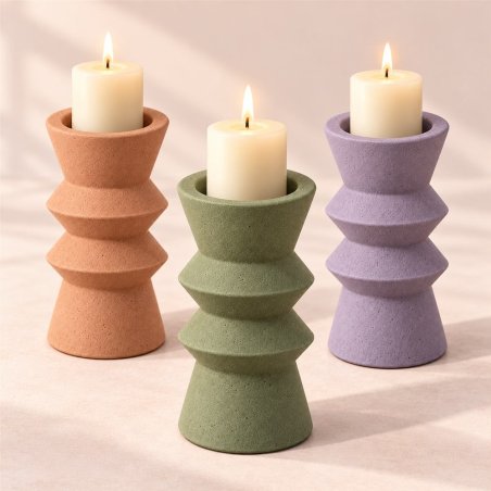 Três porta-velas geométricos de dois anéis em laranja, verde e lilás com velas