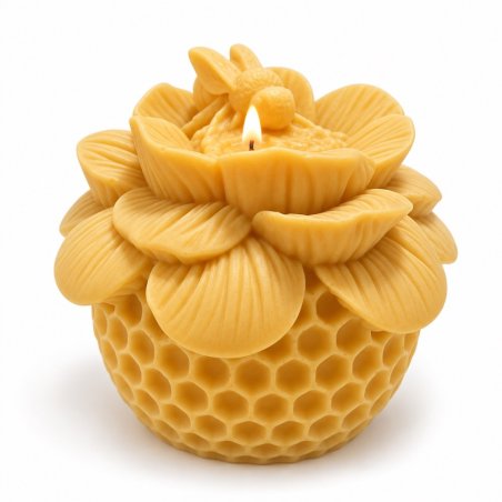 Bougie jaune avec fleur, abeille et relief alvéolé sur fond blanc