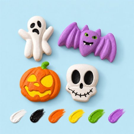 Figuras de escayola de Halloween pintadas: fantasma, murciélago, calabaza y calavera sobre fondo azul