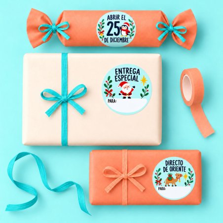 Pegatinas redondas de personajes de Navidad utilizadas para decorar regalos.