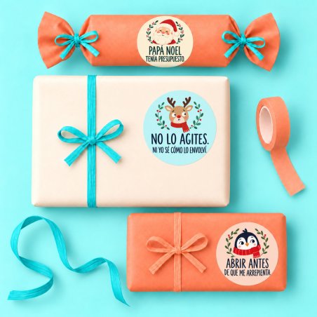 Regalos decorados con pegatinas navideñas de frases divertidas, vistos desde arriba.