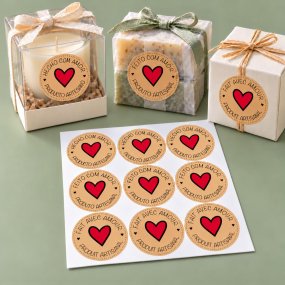 Pegatinas redondas kraft hecho con amor producto artesano corazón rojo