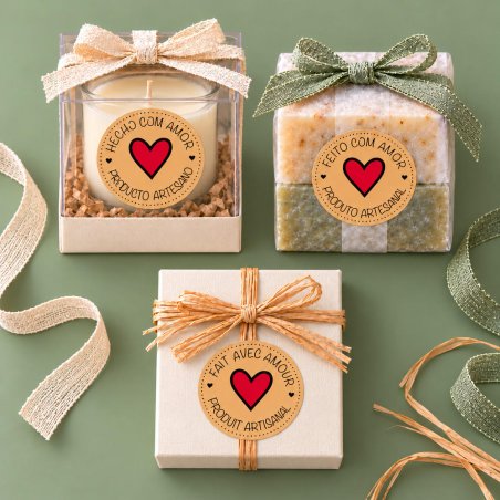 Tres regalos artesanos con pegatinas kraft de corazón rojo y cintas decorativas.
