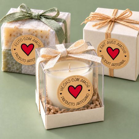 Vela, jabones y regalo artesanal con pegatinas kraft de corazón rojo.