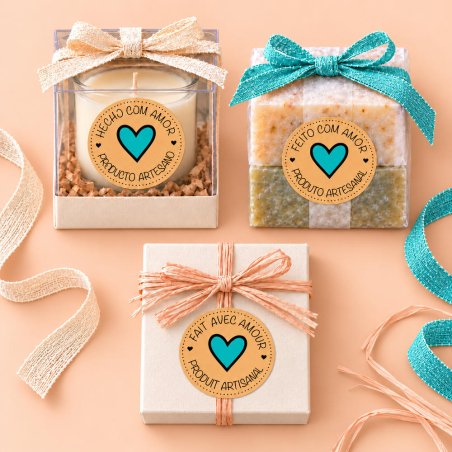 Tres regalos artesanos con pegatinas kraft de corazón turquesa y cintas decorativas.