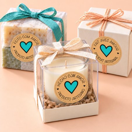 Vela, jabones y regalo artesanal con pegatinas kraft de corazón turquesa.