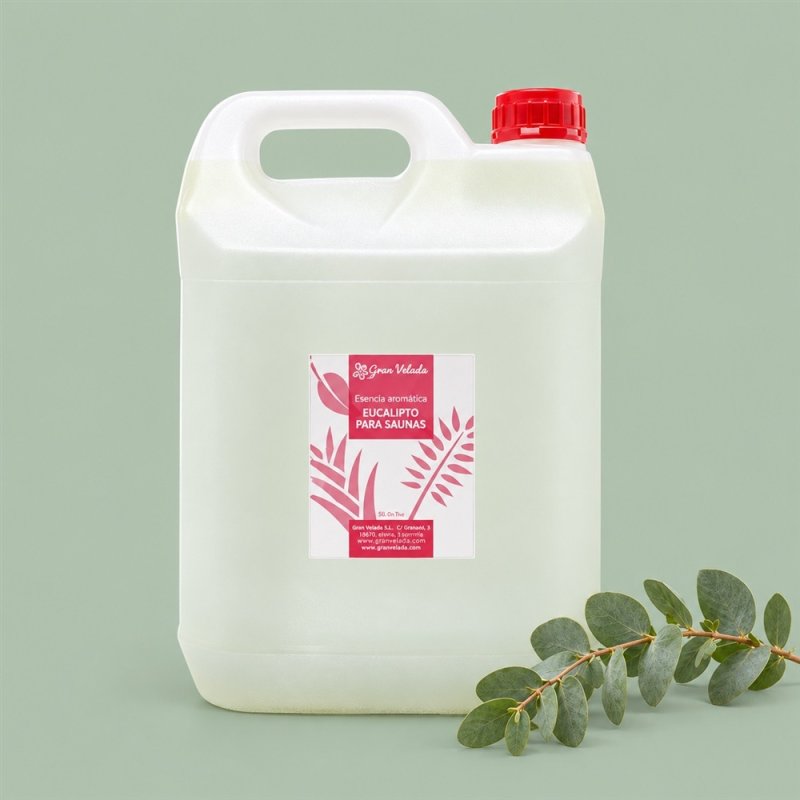 Esencia de eucalipto para sauna en garrafa con tapon rojo sobre fondo verde y ramas de eucalipto