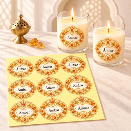 Pegatinas aroma ámbar estilo árabe aplicadas a envases en una composición lifestyle.