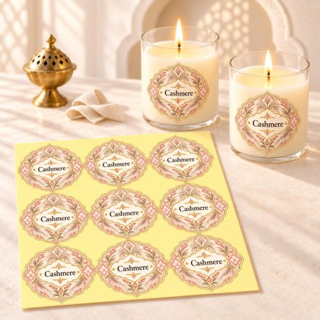 Pegatinas aroma cashmere estilo árabe aplicadas a envases en una composición lifestyle.