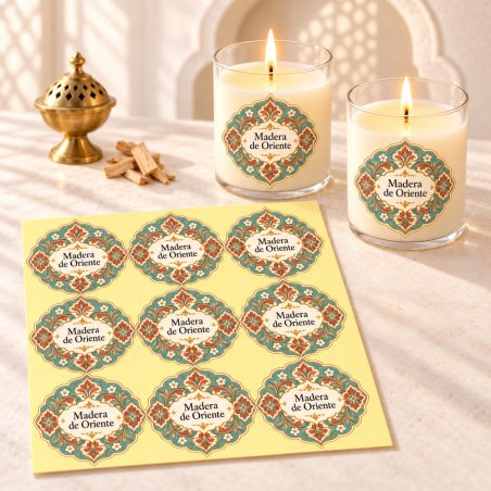Pegatinas aroma madera de Oriente estilo árabe aplicadas a envases en una composición lifestyle.