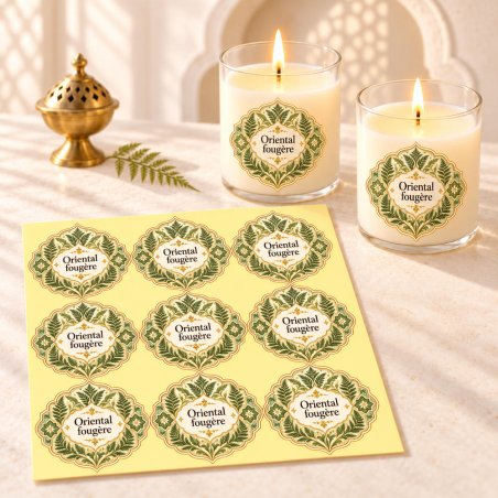 Pegatinas aroma oriental fougère estilo árabe aplicadas a envases en una composición lifestyle.