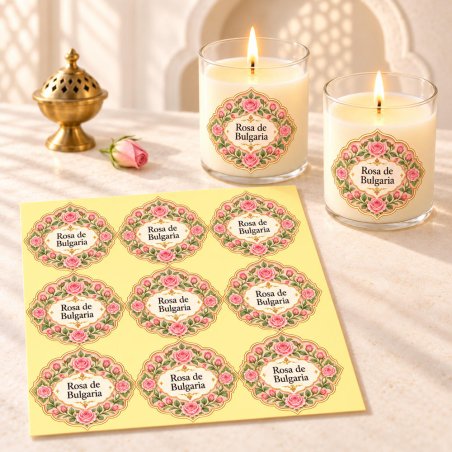 Pegatinas aroma rosa de Bulgaria estilo árabe aplicadas a envases en una composición lifestyle.