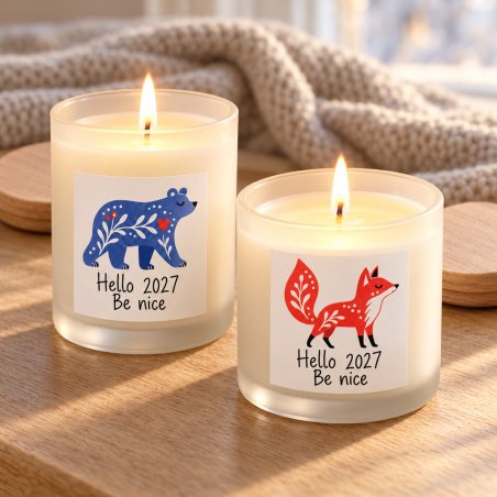 Velas encendidas decoradas con pegatinas Hello 2027 Be nice.