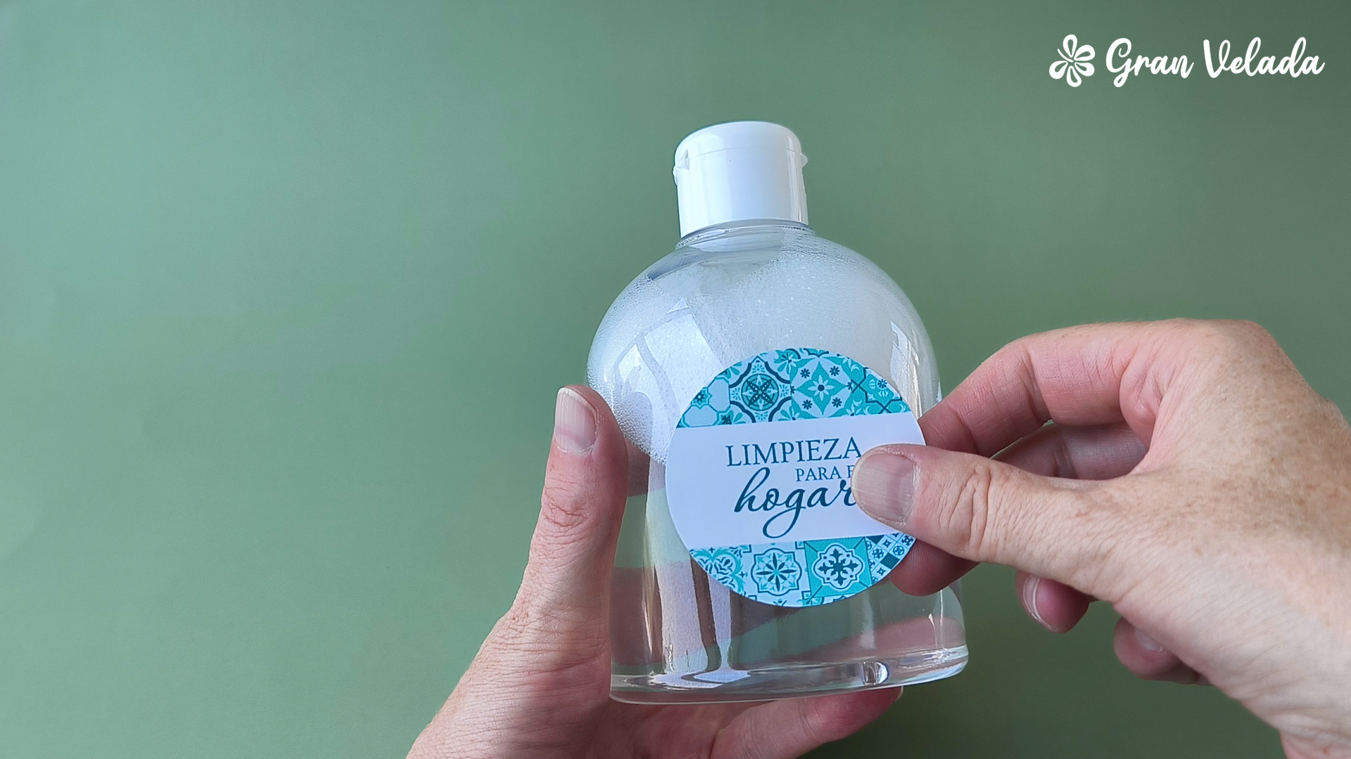 Garrafa de detergente com citronela e erva-cidreira e autocolante de limpeza doméstica