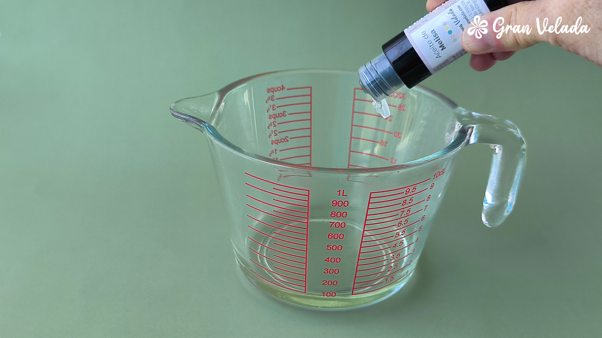 Adicionar óleo aromático de erva-cidreira à mistura