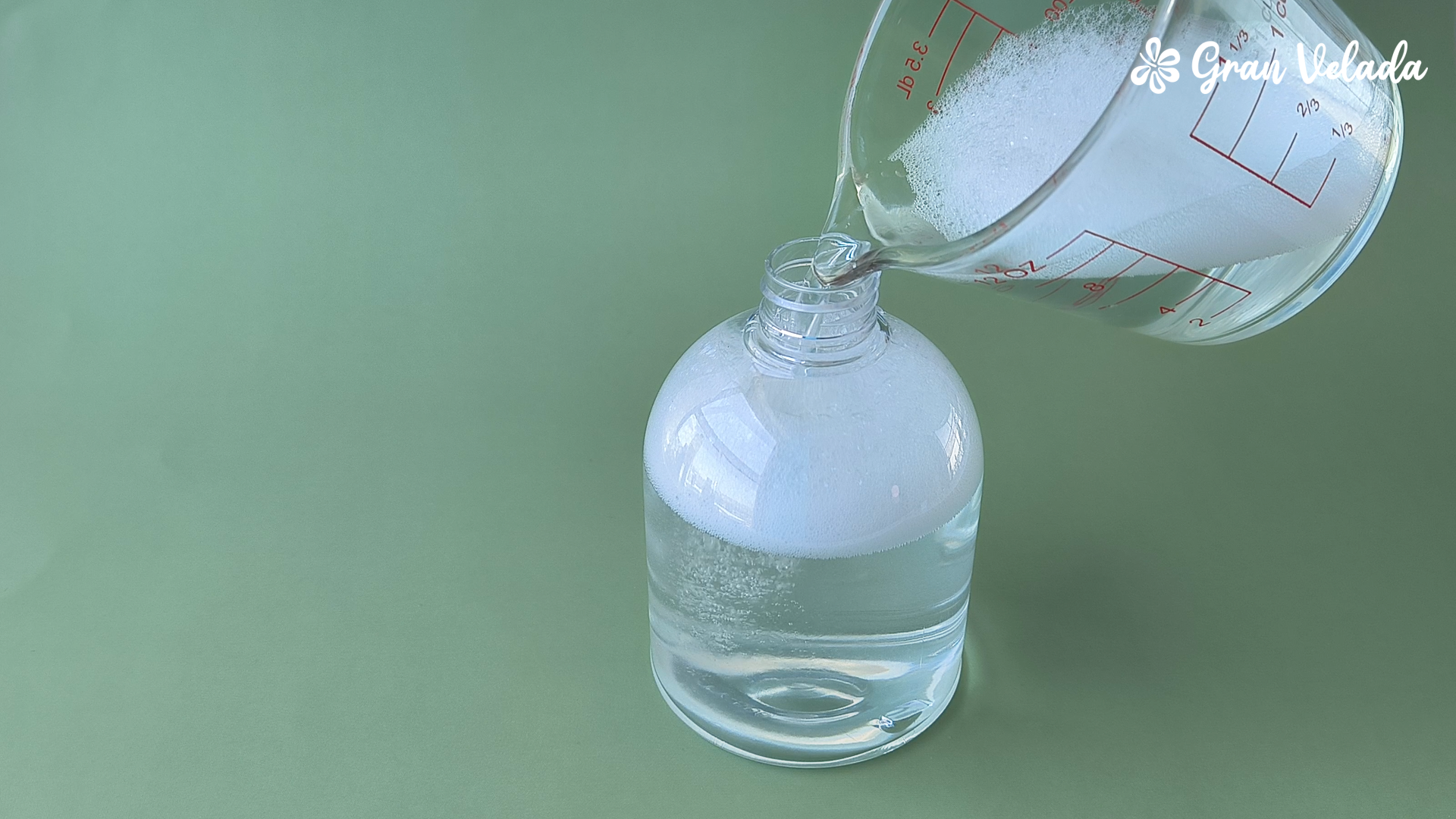 Verter o detergente para o chão na garrafa PET