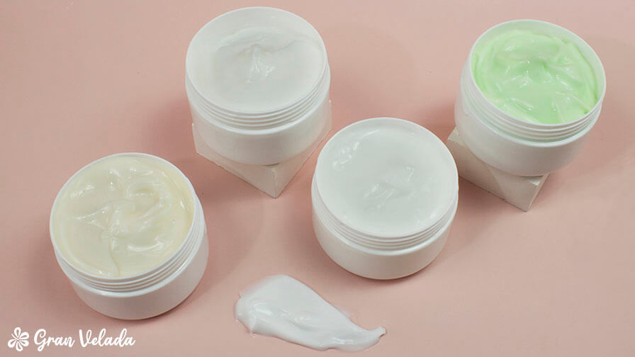 Cuatro tarros de crema para piel grasa personalizados con distintos ingredientes