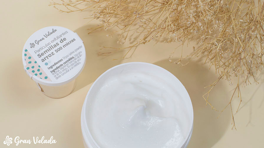 Crema base y partículas de arroz para preparar una crema exfoliante