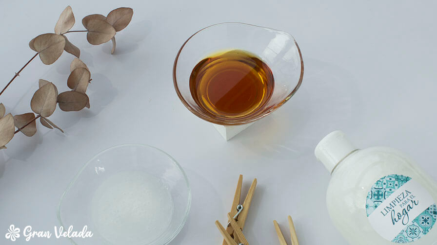 Proceso de elaboración de jabón artesanal con aceite