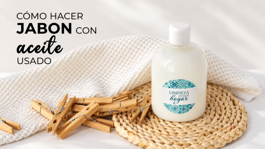 Jabón casero con aceite usado para limpieza del hogar, junto a un paño blanco y pinzas de madera