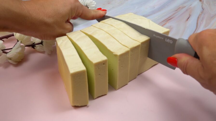 Pastillas de jabón de Castilla cortadas y preparadas para el curado