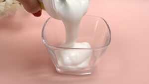 Pesado de la crema base en un recipiente limpio
