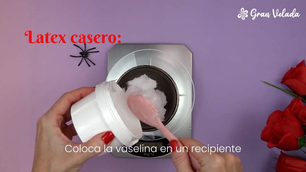 Vaselina filante colocada en un recipiente para preparar pasta de caracterización