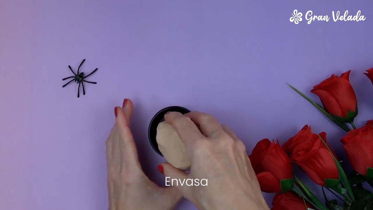 Pasta para crear heridas falsas introducida en un tarro negro