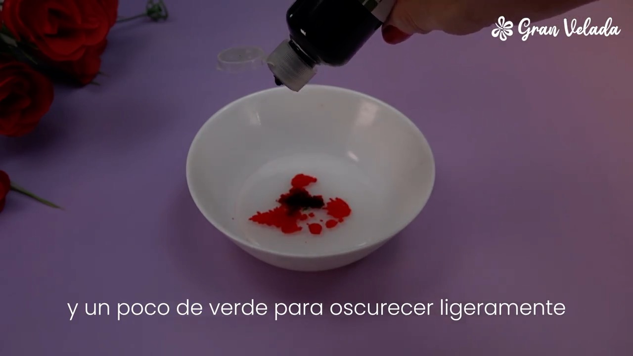 Unas gotas de colorante verde oscurecen el rojo de la sangre falsa
