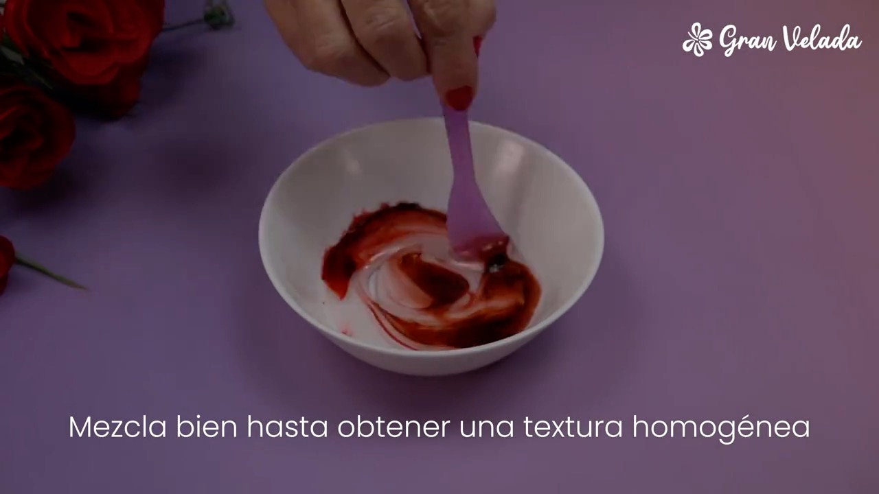 Mezcla de sangre falsa casera removida hasta quedar homogénea