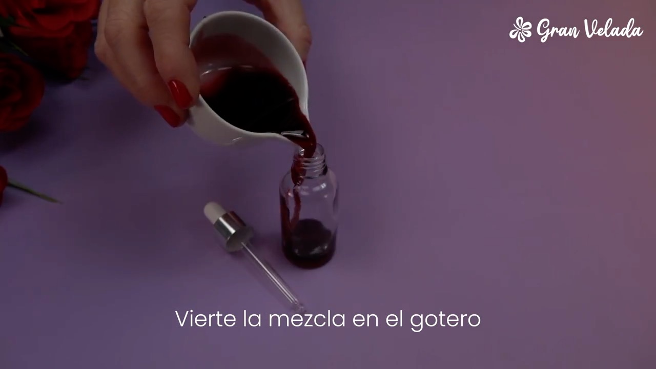 Sangre falsa casera vertida en un frasco cuentagotas