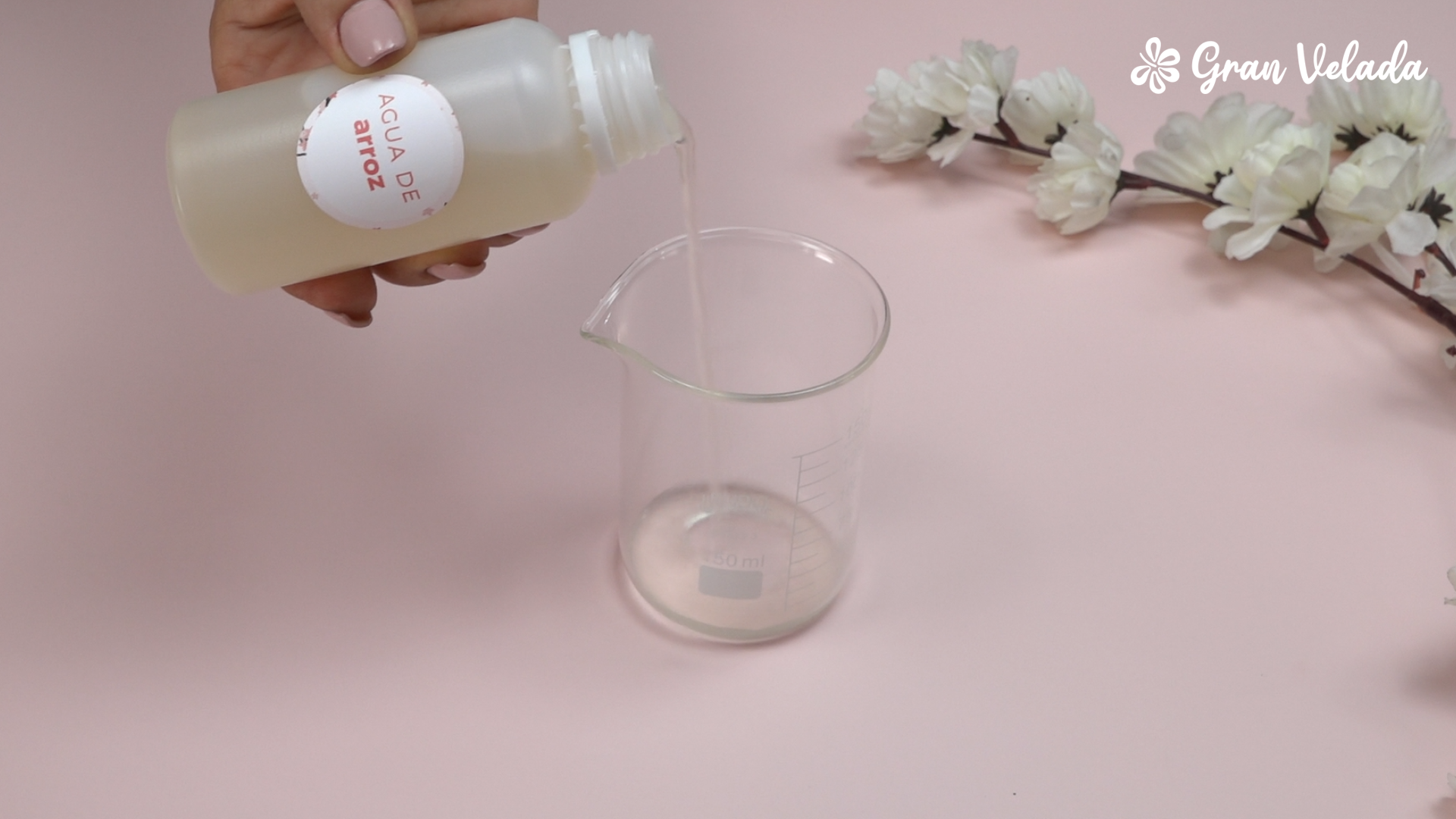 Medir agua de arroz para la bruma