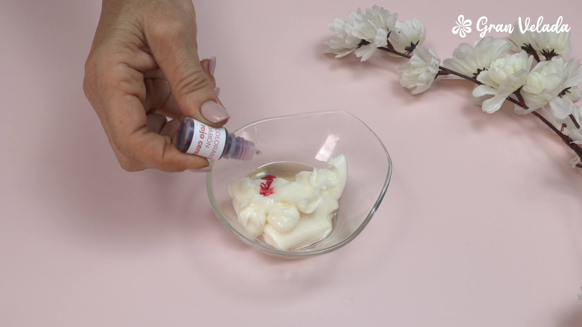 Añadir una gota de colorante a la crema