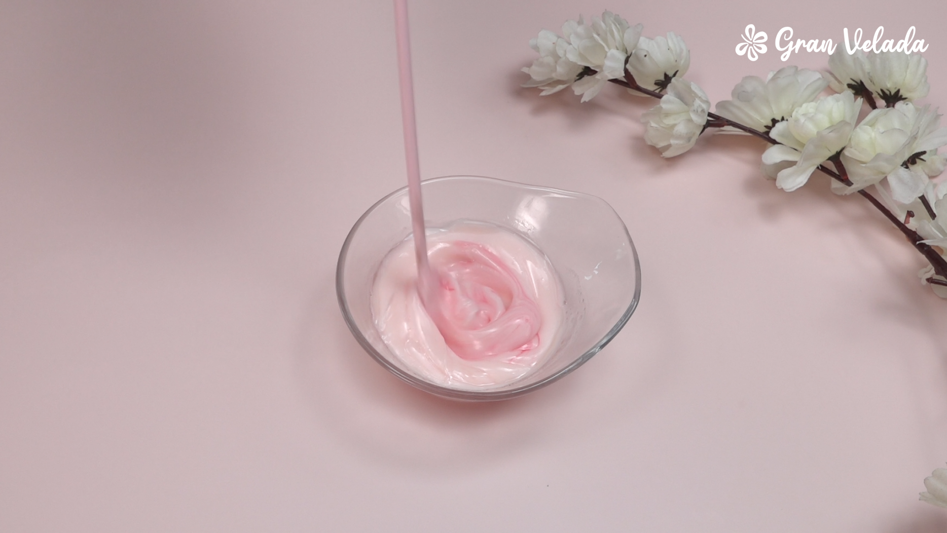 Mezclar la crema hasta homogeneizarla