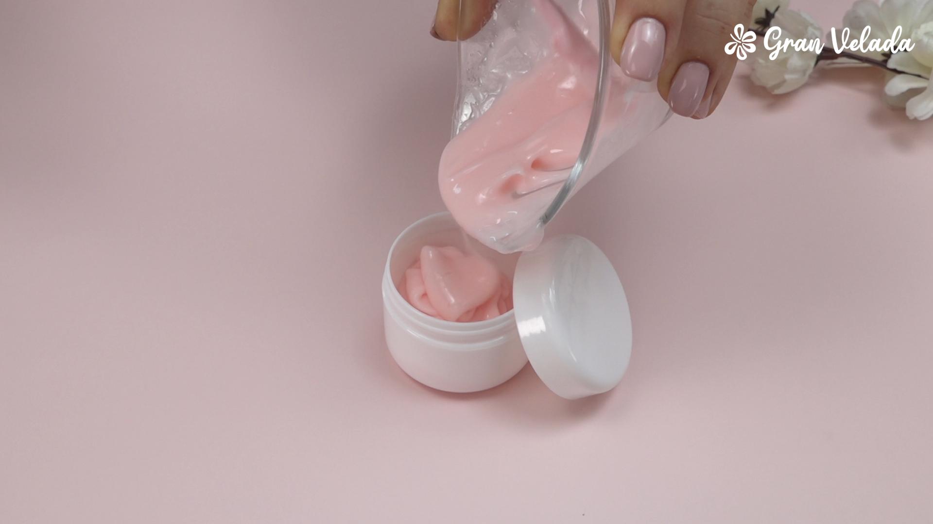 Envasar la crema facial rosada