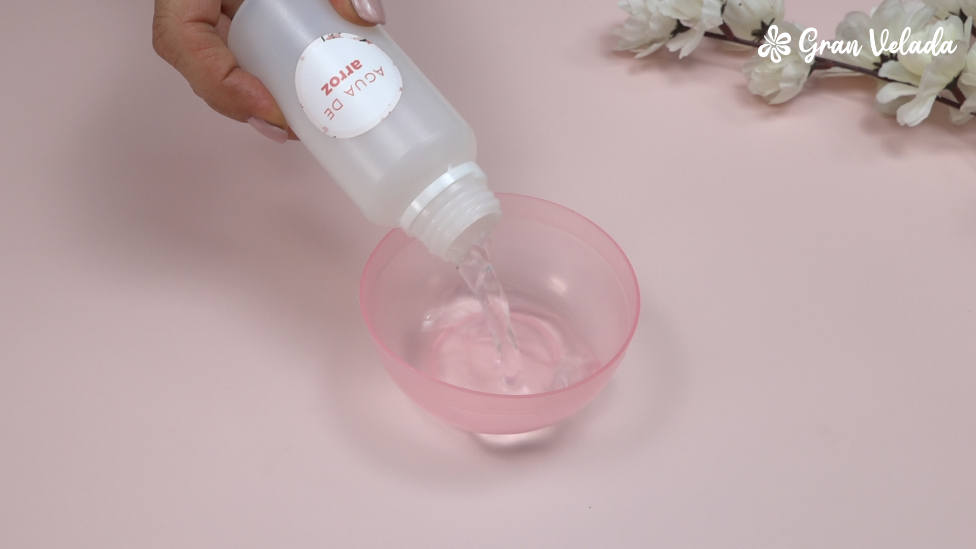 Añadir agua de arroz al cuenco de la mascarilla