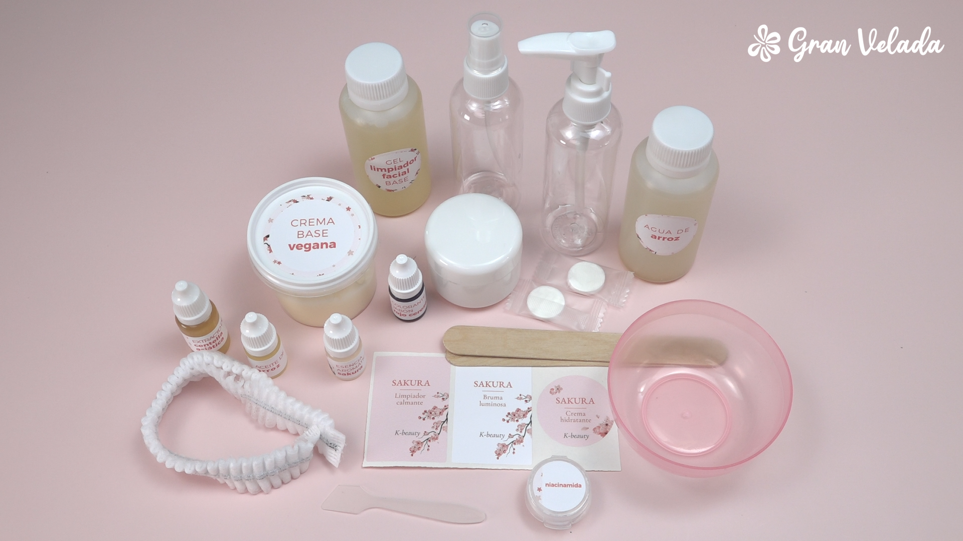 Ingredientes y accesorios reales del kit Sakura, con cuenco, espátula, diadema y etiquetas