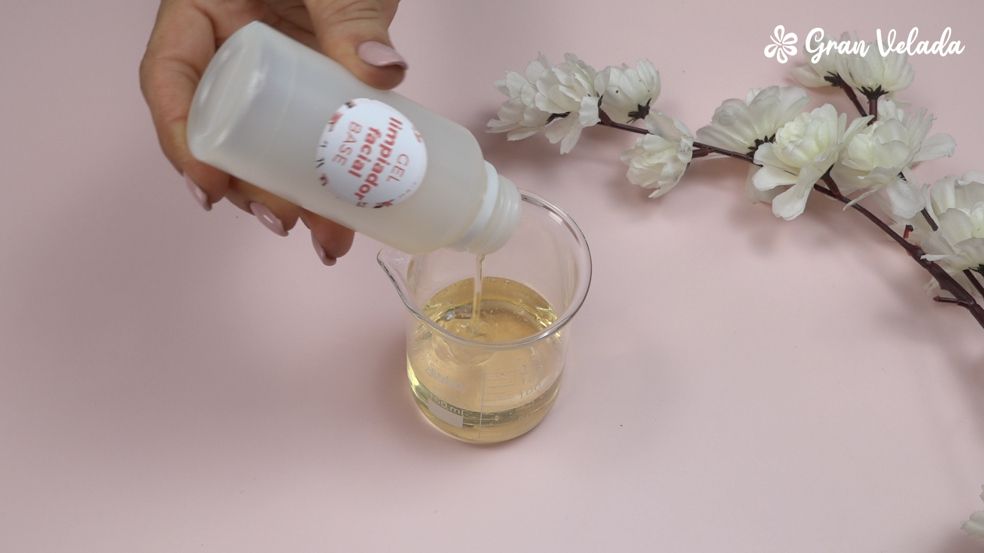 Verter el gel limpiador facial base en un recipiente