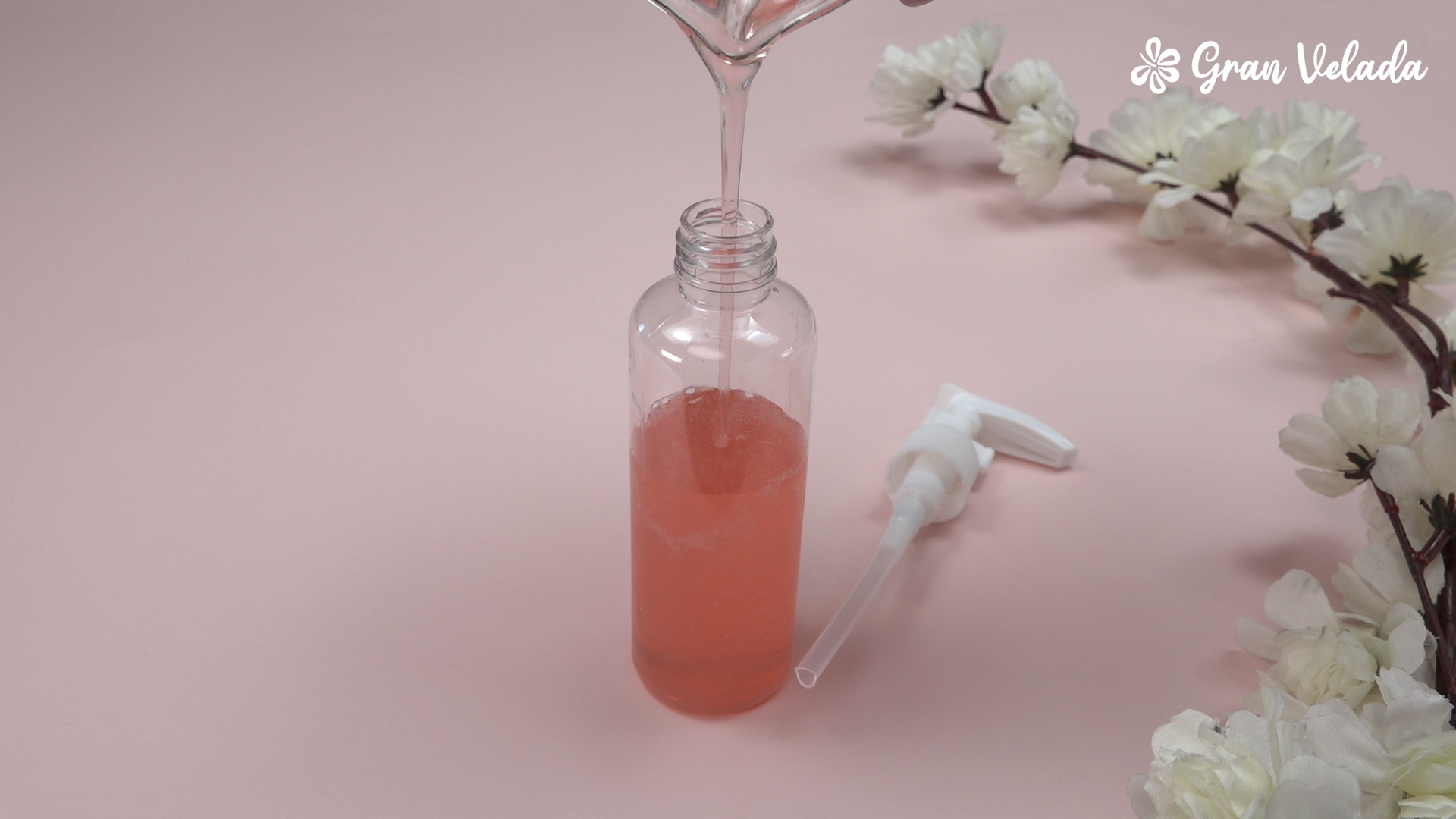 Envasar el limpiador en la botella