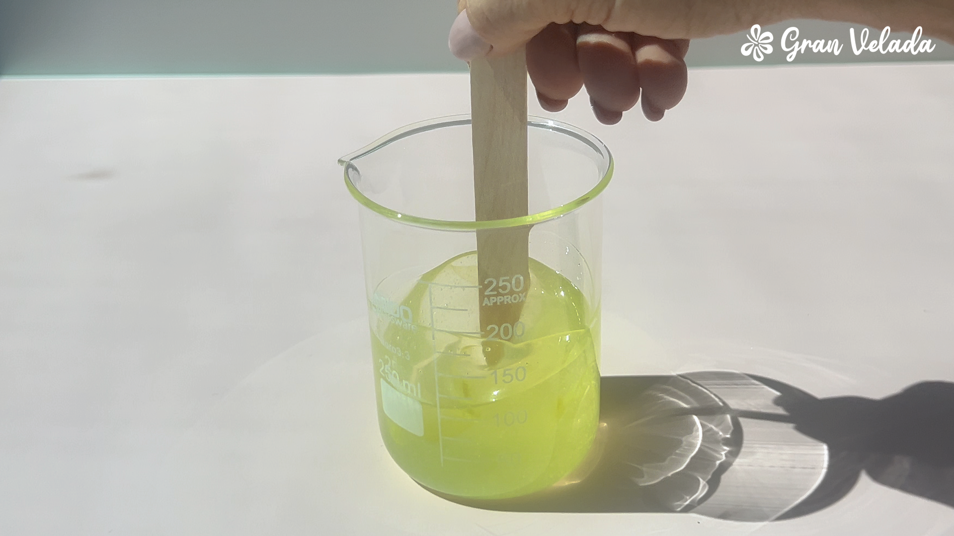 Mezcla del color verde pistacho en la cera jelly