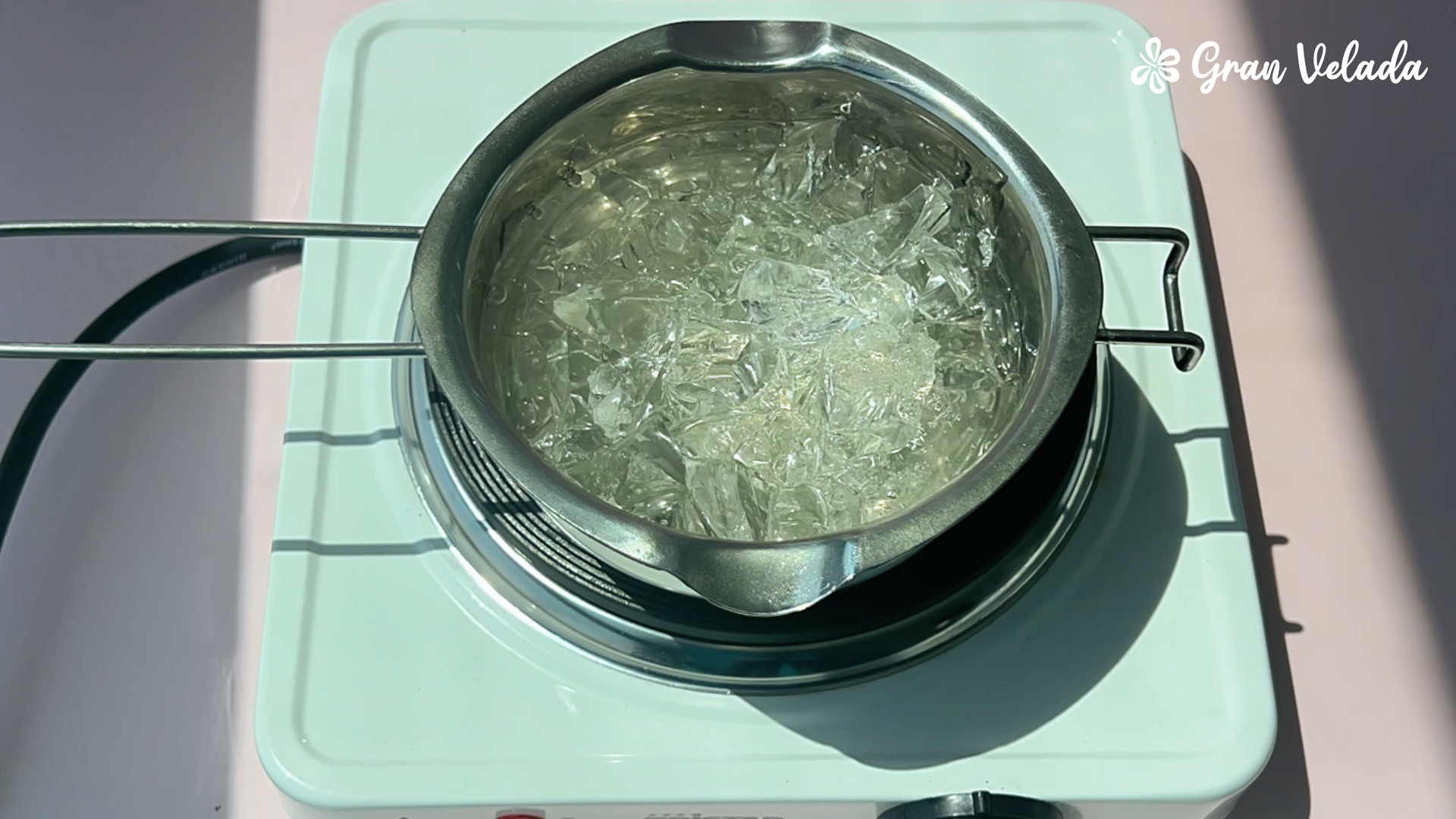 Fusión de la cera jelly en un recipiente de trabajo