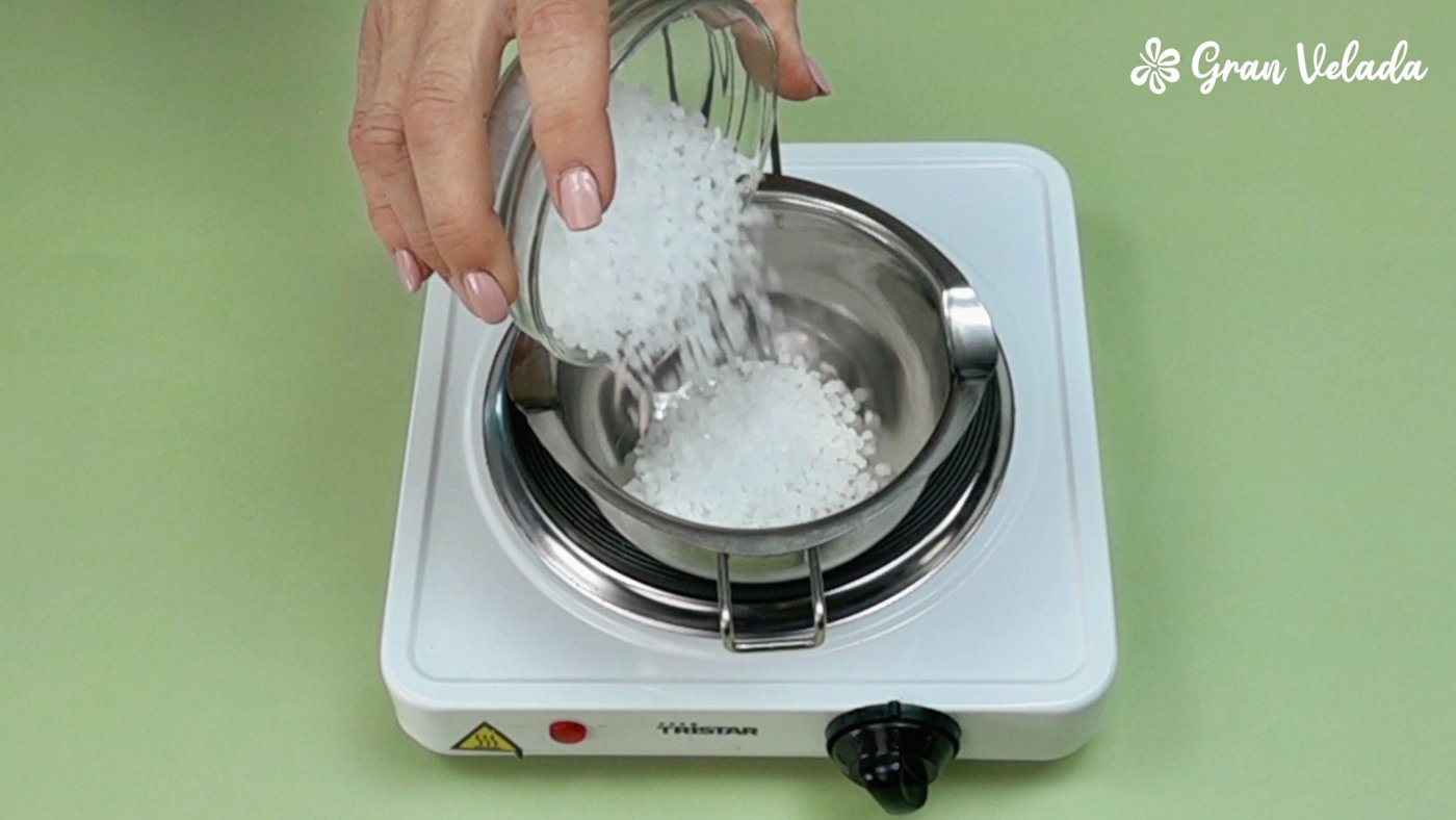 Colocar la cera para velas de té en el cazo