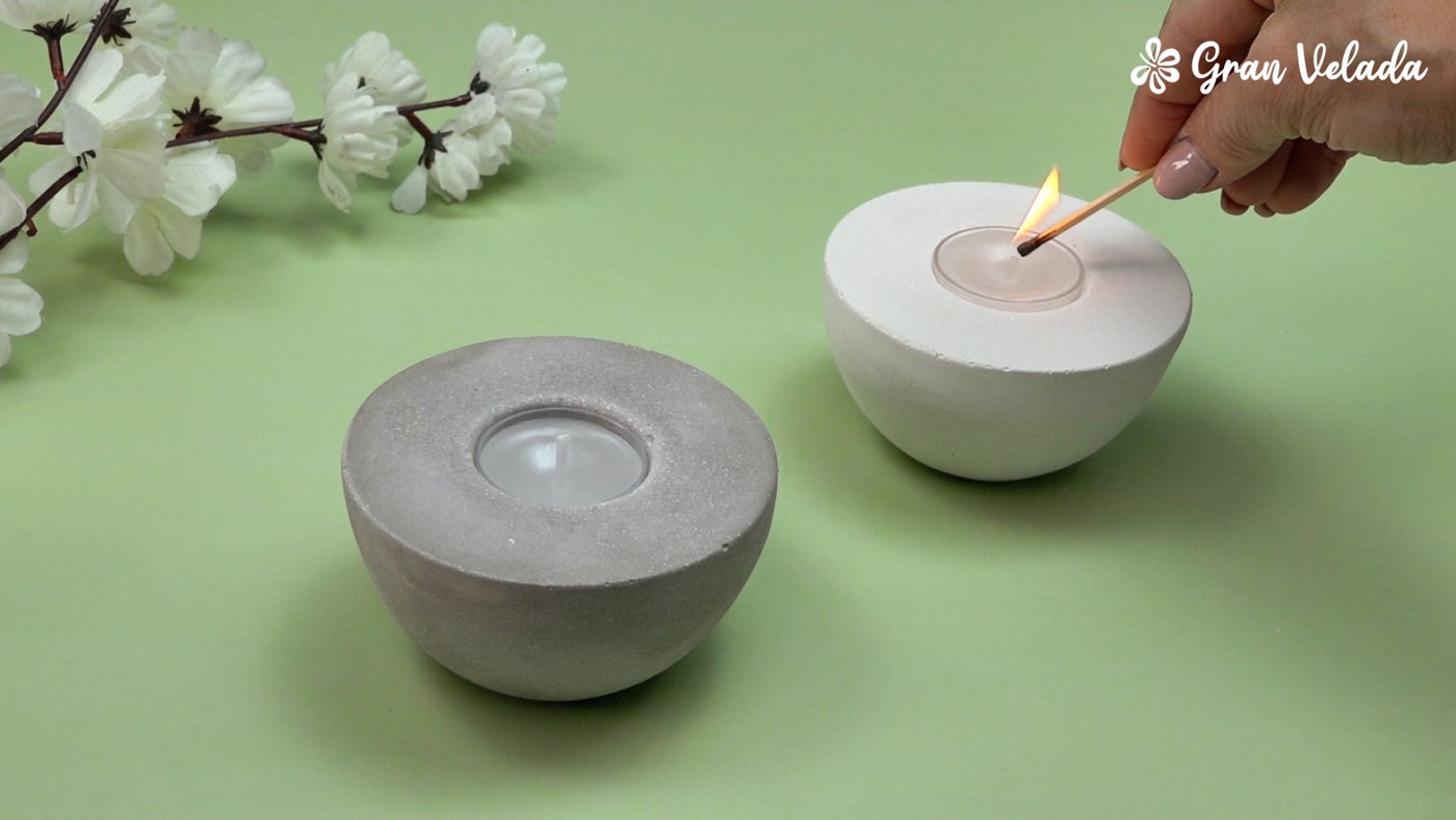 Portavelas de cemento gris y blanco terminados con sus velas de té