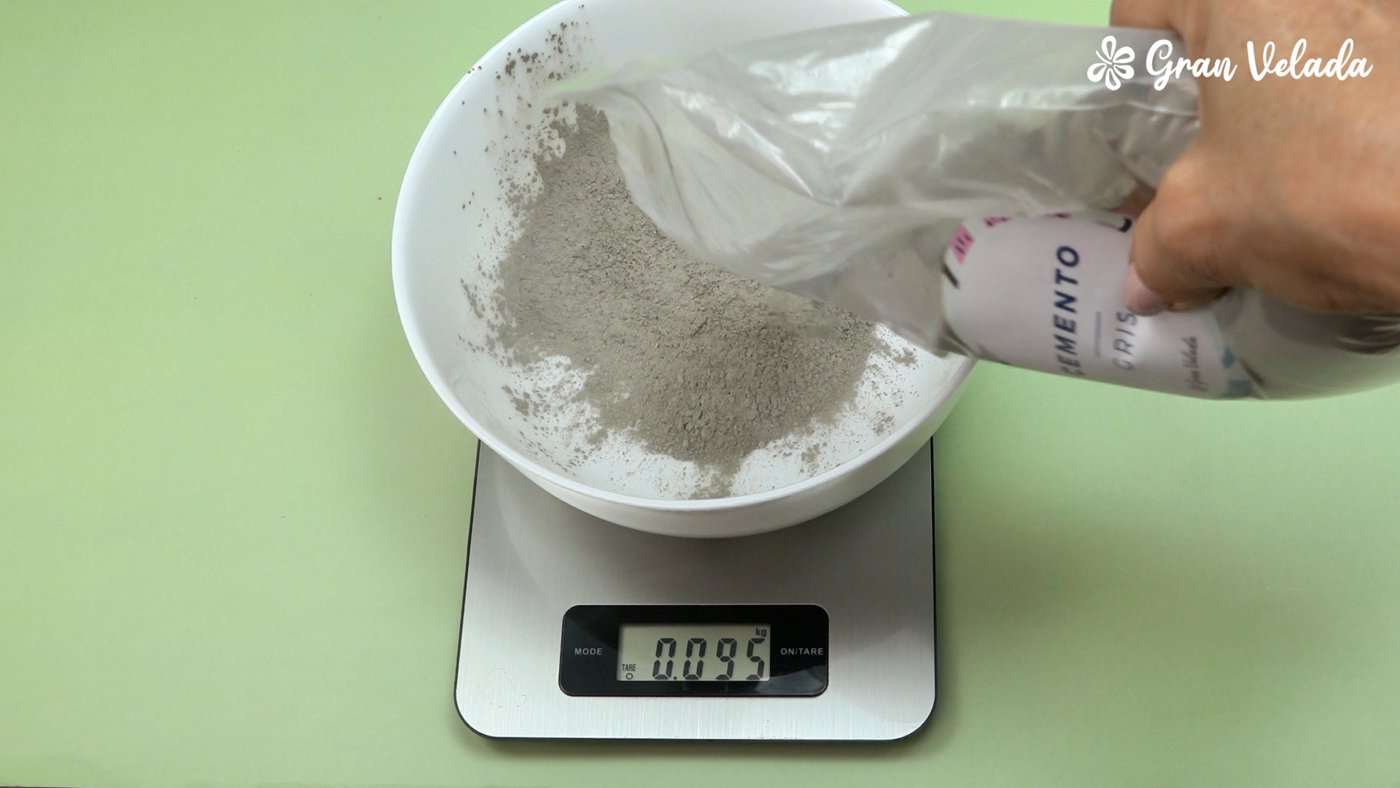 Pesado del cemento para preparar el portavelas