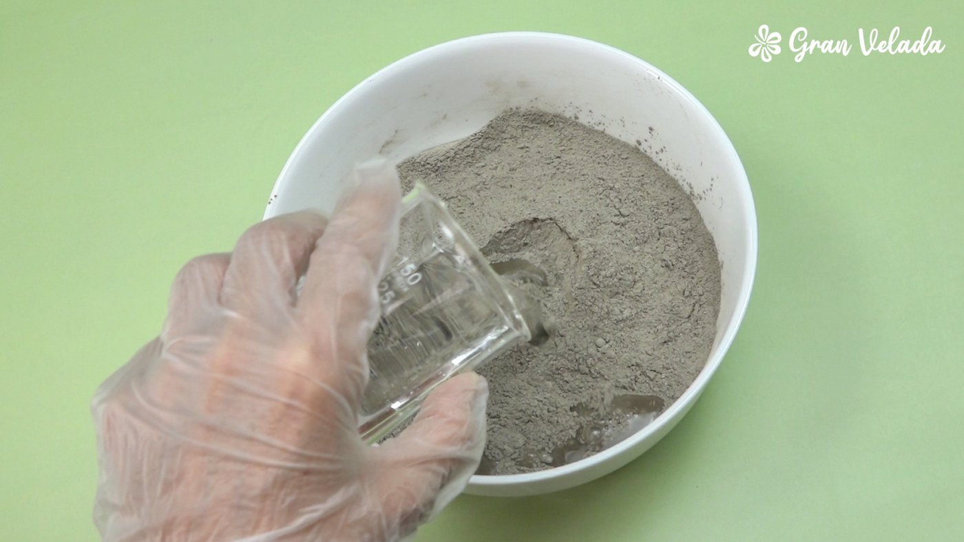 Añadir el agua poco a poco al cemento