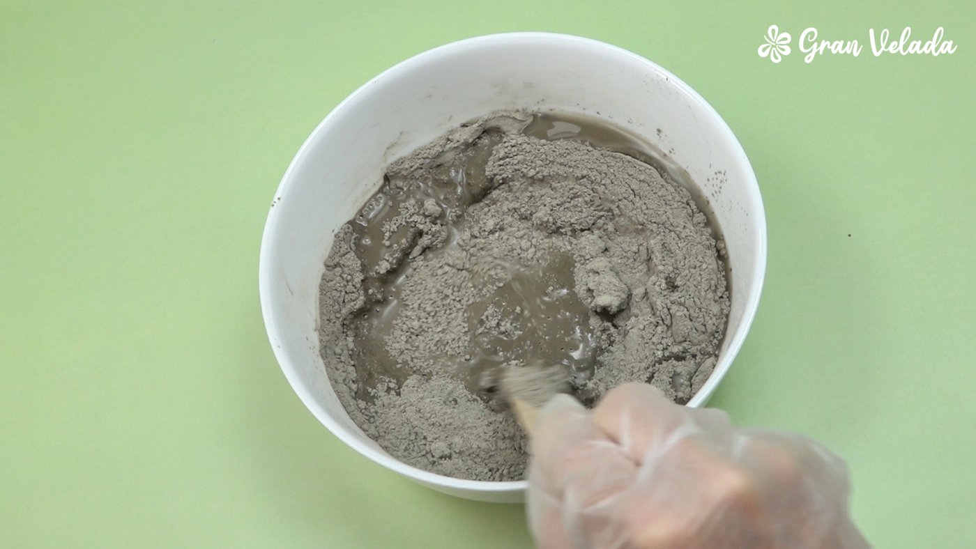 Remover la mezcla de cemento hasta obtener una pasta homogénea