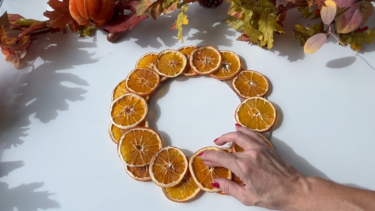Segunda capa de rodajas de naranja deshidratada que tapa los huecos de la corona