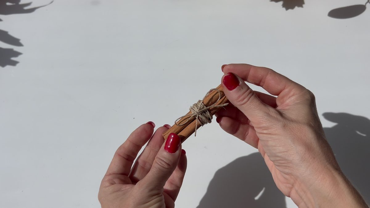 Atadillo de canela en rama terminado con cuerda de cáñamo pulido