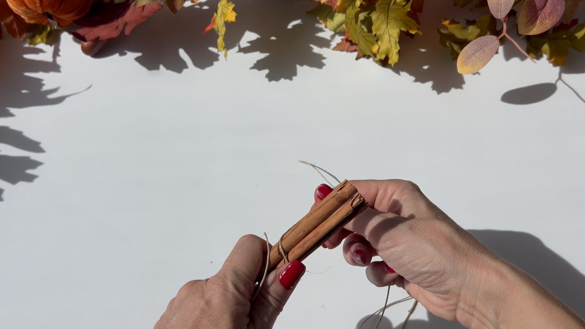 Mitades de canela en rama atadas con cuerda de cáñamo para hacer un atadillo
