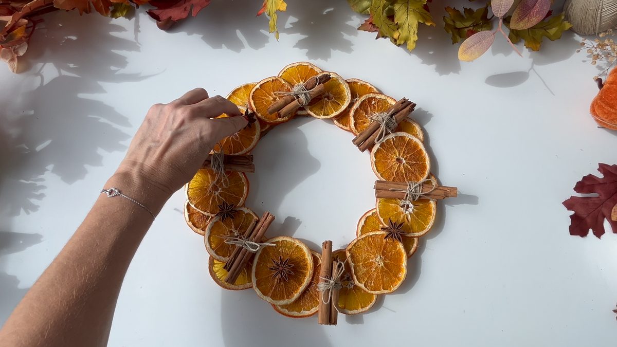 Corona de otoño con atadillos de canela y anís estrellado colocados